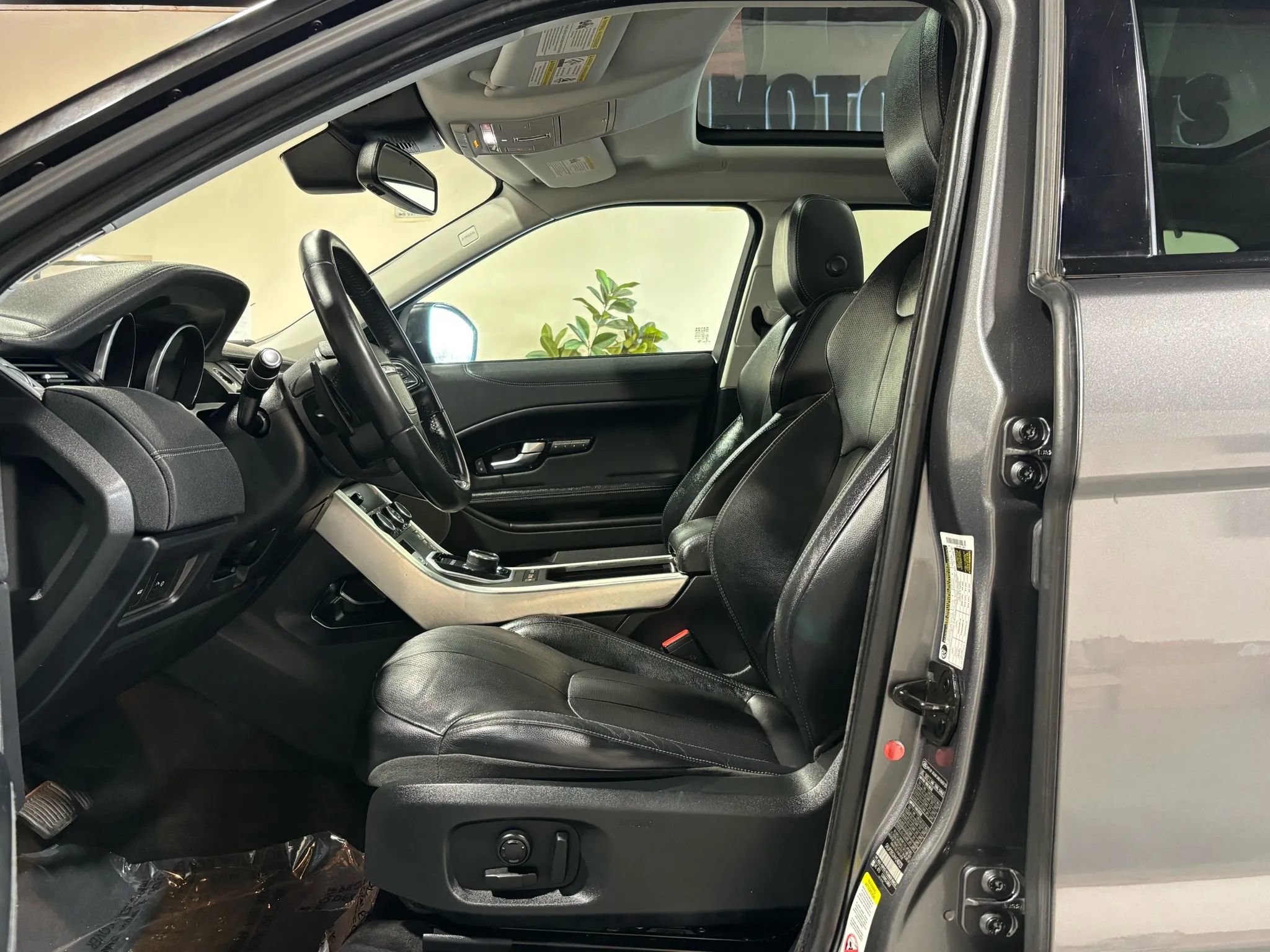 Used 2017 Land Rover Range Rover Evoque SE image 13