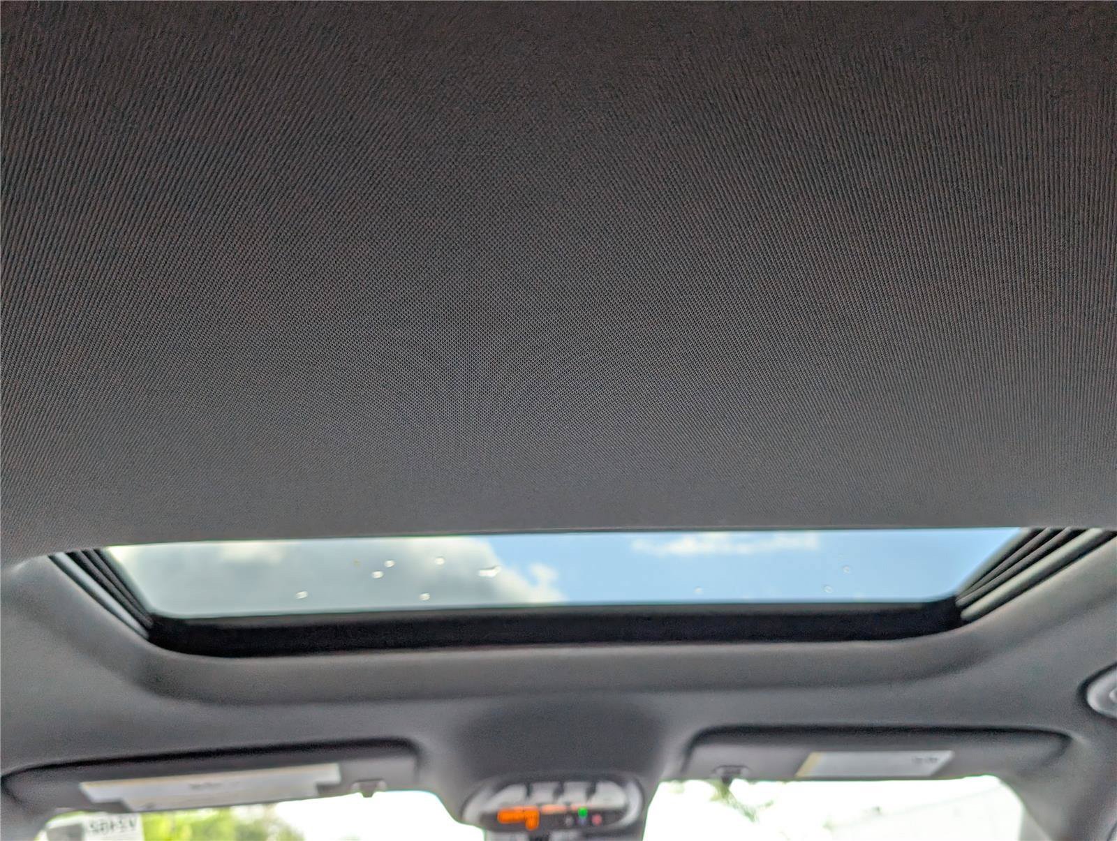 Used 2025 Chevrolet Trax RS w/ Sunroof Package FWD image 19