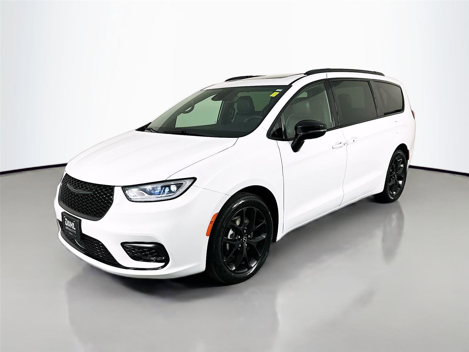 Used 2025 Chrysler Pacifica Limited image 3