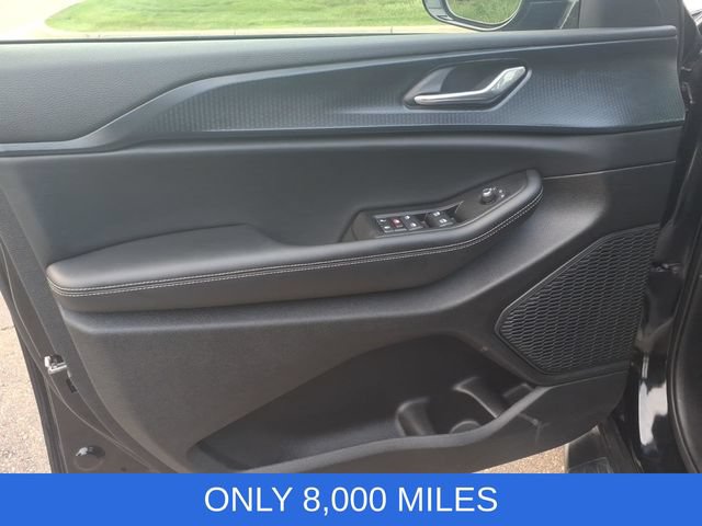 Used 2025 Jeep Grand Cherokee Altitude AWD/4WD image 8