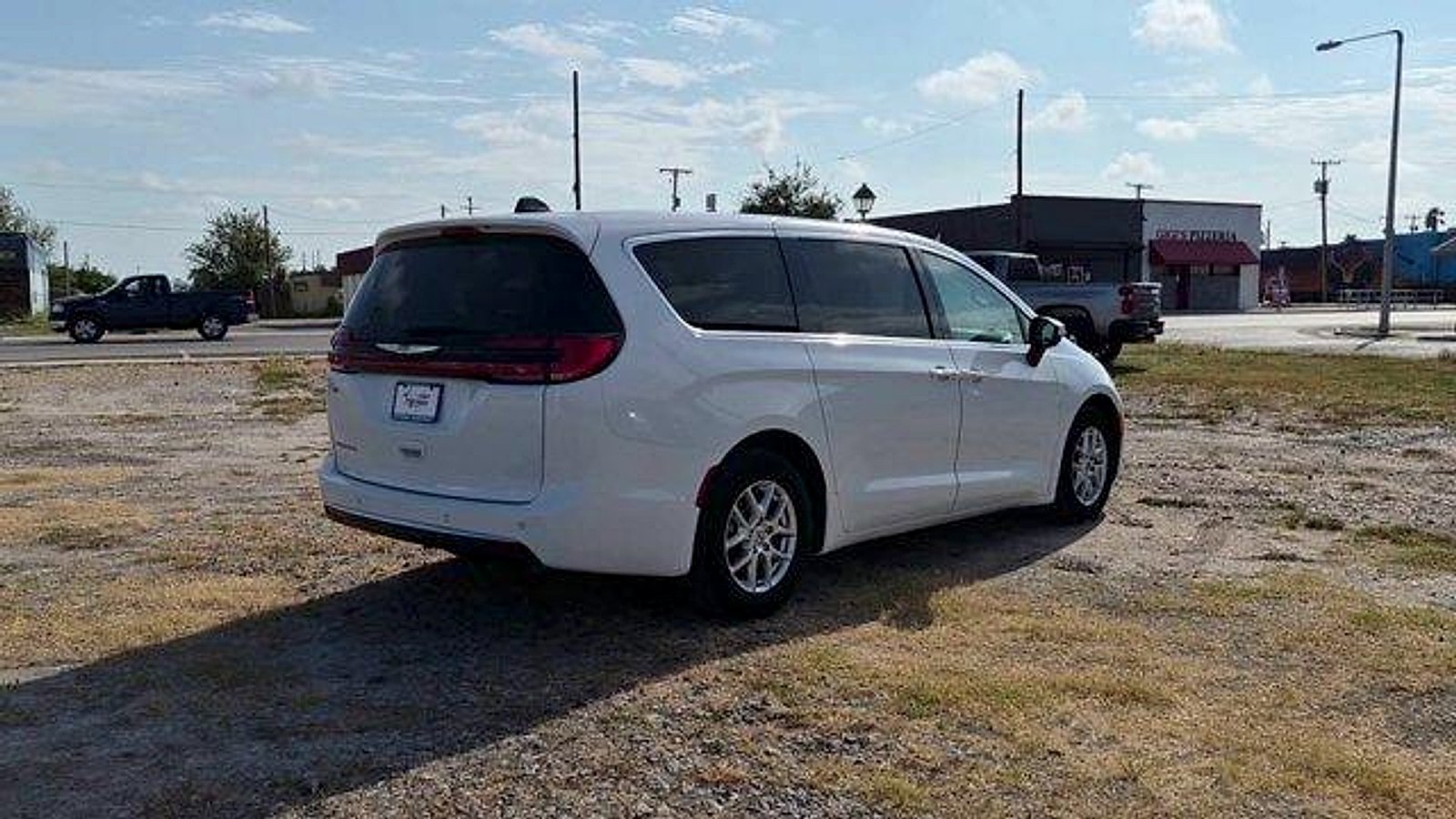 Used 2023 Chrysler Pacifica Touring-L FWD image 8