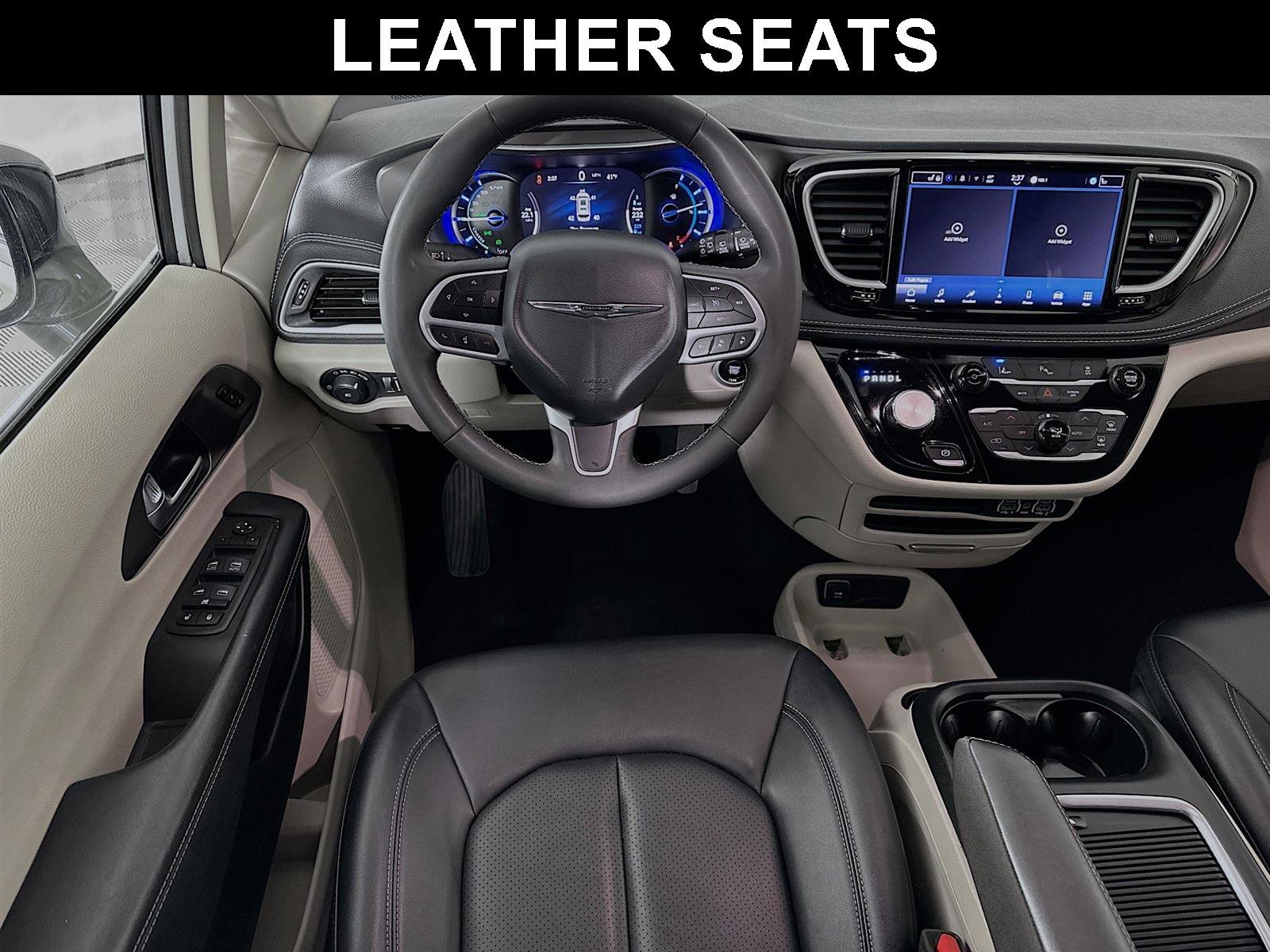 Used 2024 Chrysler Pacifica Select image 2