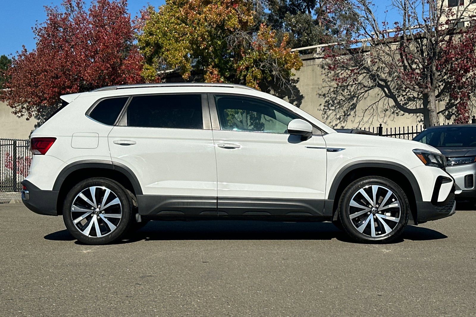 Used 2024 Volkswagen Taos SE image 3