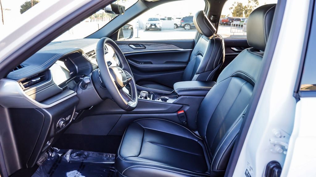 New 2025 Jeep Grand Cherokee Limited w/ Black Appearance Package image 18