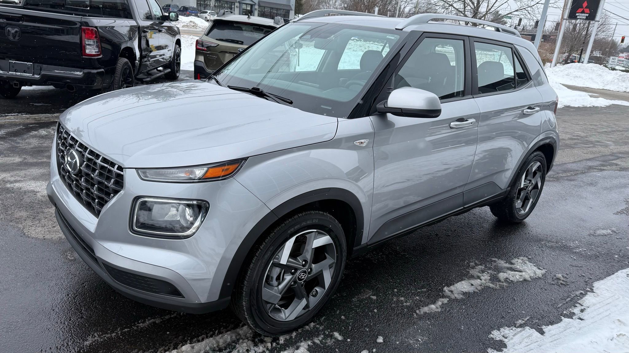 Used 2025 Hyundai Venue SEL image 7