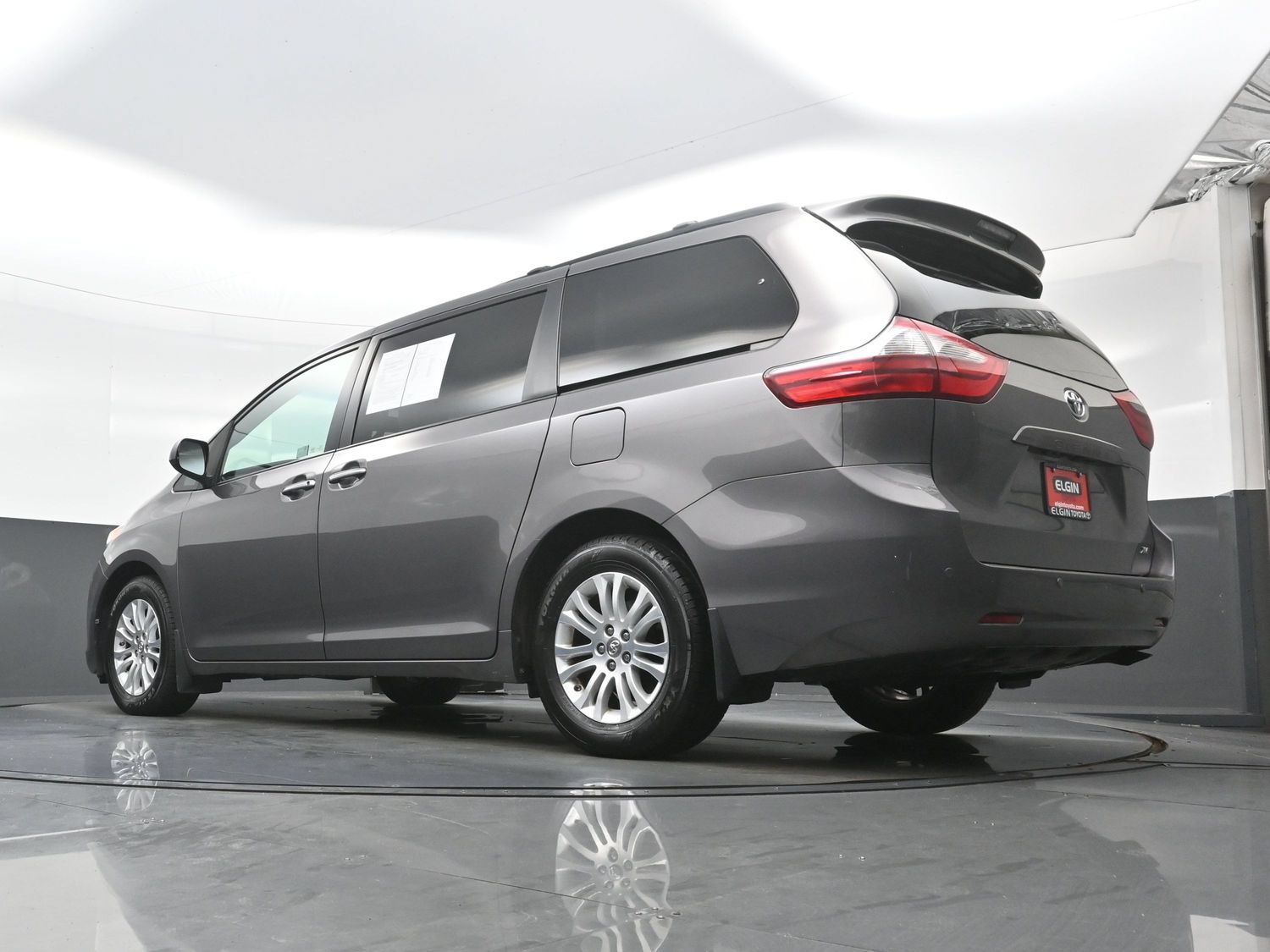 Used 2017 Toyota Sienna XLE w/ XLE Navigation Package FWD image 33