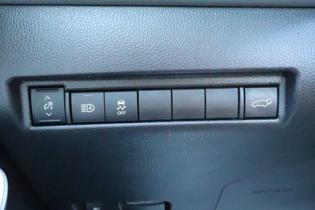 Used 2022 Toyota Venza XLE image 17