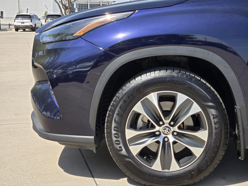 Used 2022 Toyota Highlander XLE image 14