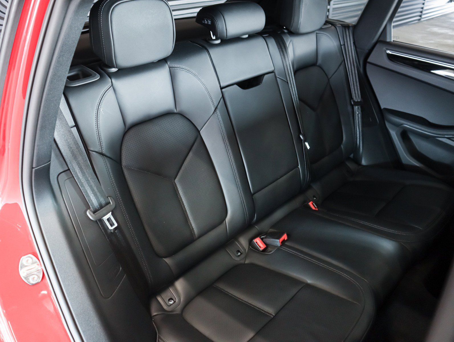 Used 2025 Porsche Macan image 6