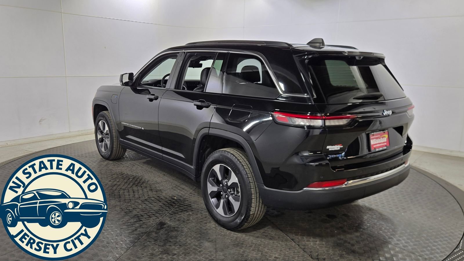 Used 2022 Jeep Grand Cherokee Limited 4xe w/ Luxury Tech Group II AWD/4WD image 5