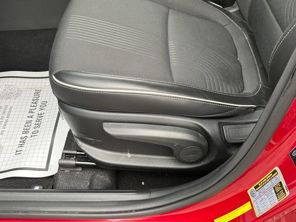 Certified 2022 Hyundai Venue Limited FWD image 17