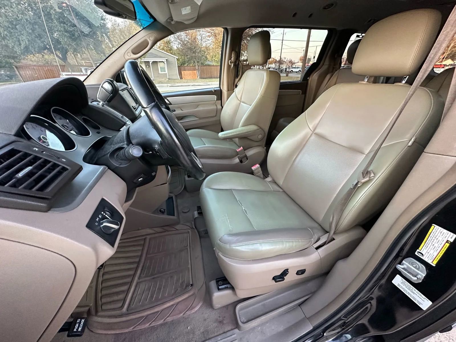 Used 2011 Volkswagen Routan SE image 11