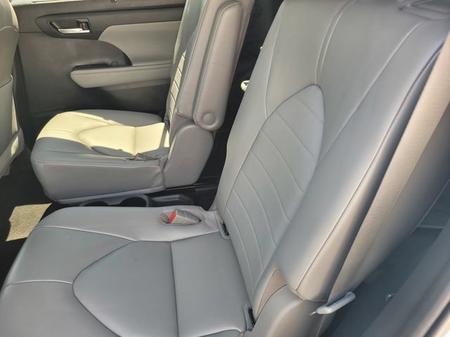Used 2023 Toyota Highlander XLE AWD/4WD image 13