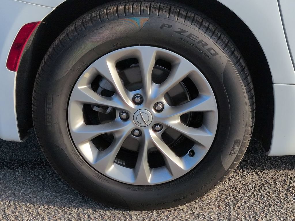 Used 2026 Chrysler Pacifica Limited FWD image 11