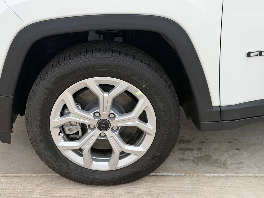 New 2026 Jeep Compass Latitude image 9