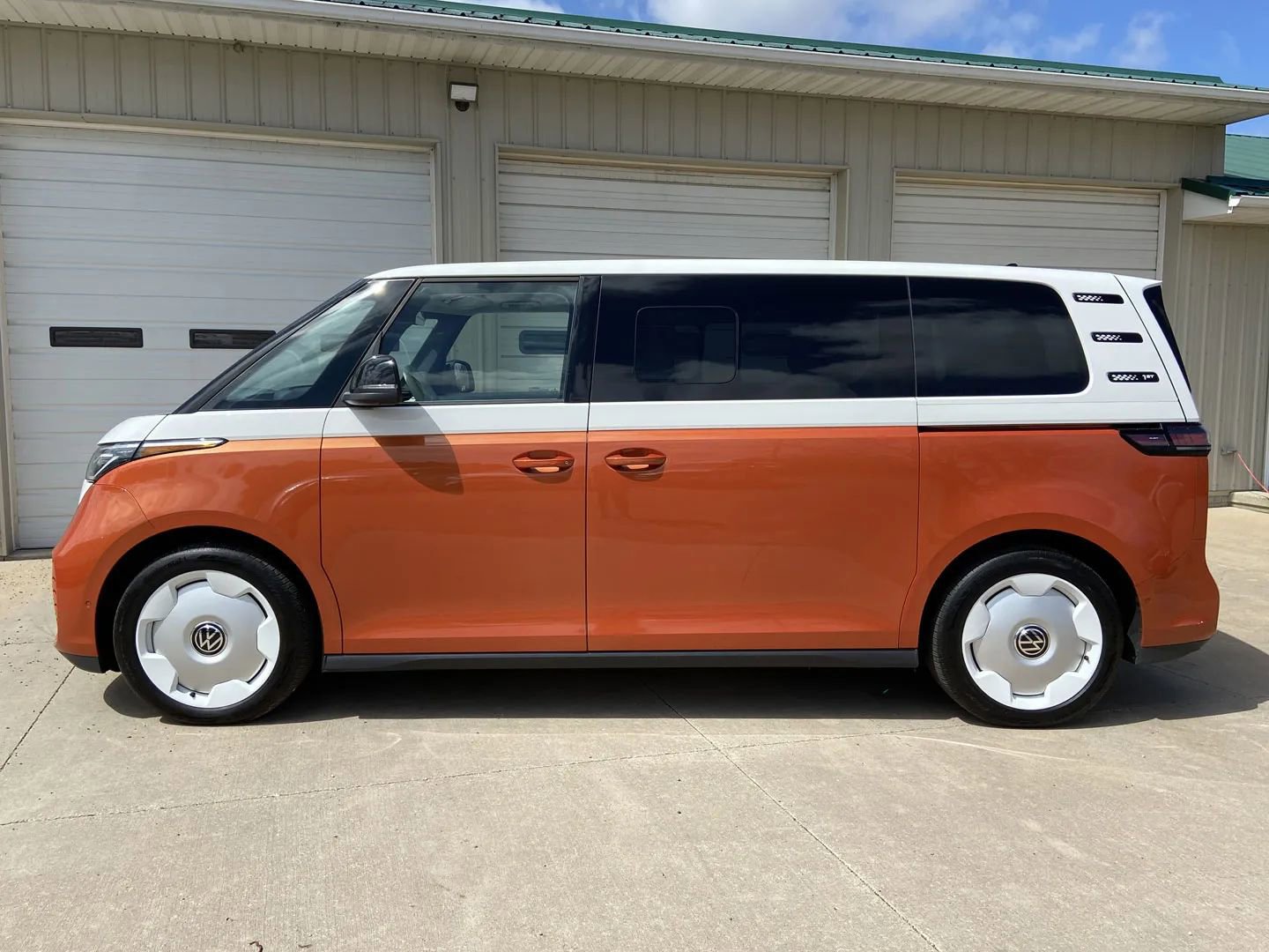 Used 2025 Volkswagen ID. Buzz 1st Edition image 4