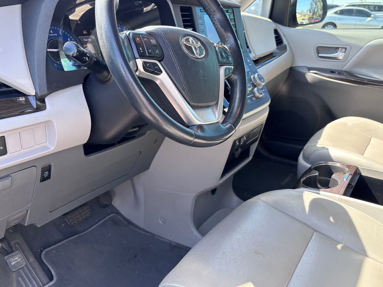Used 2020 Toyota Sienna XLE w/ XLE Navigation Package FWD image 12