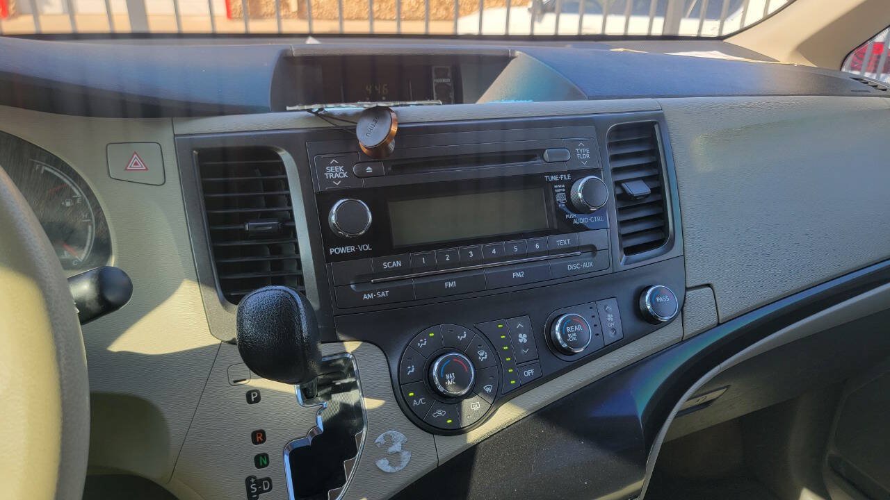 Used 2014 Toyota Sienna L FWD image 10