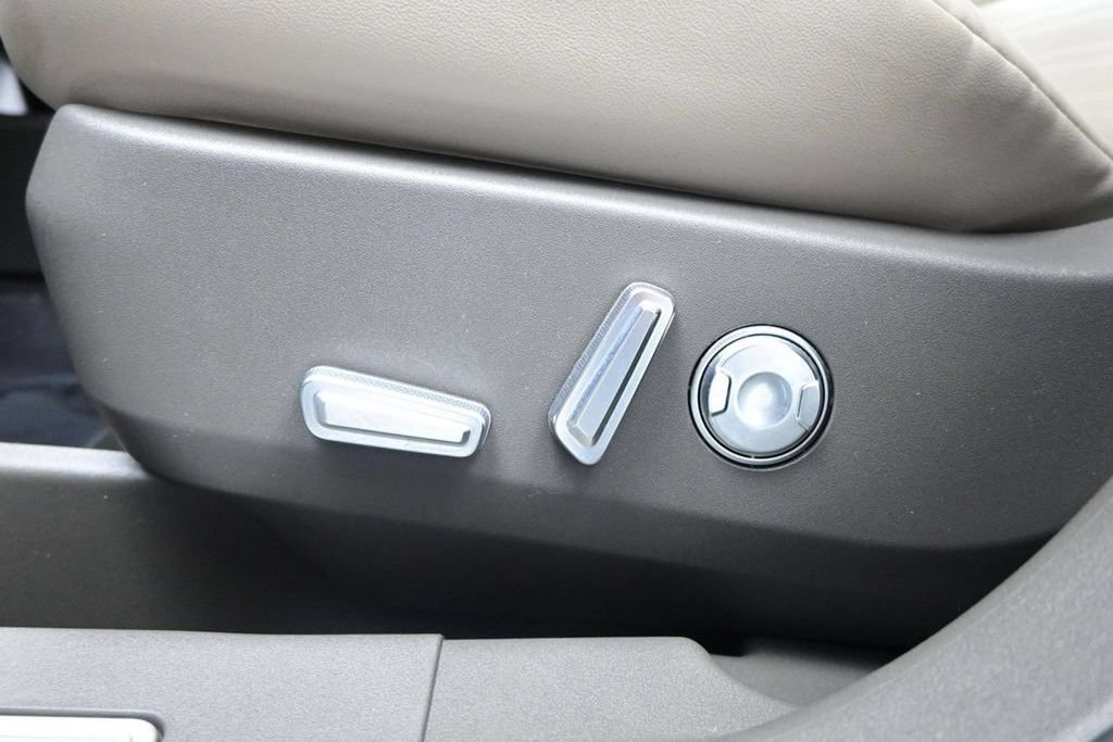 Used 2025 Lincoln Nautilus Reserve w/ Jet Appearance Package AWD/4WD image 12
