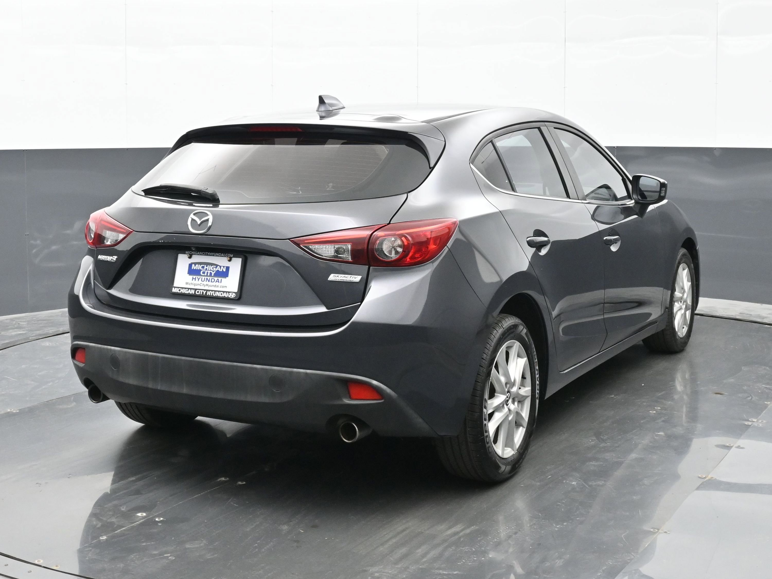Used 2015 MAZDA MAZDA3 i Touring w/ Technology Package FWD image 4