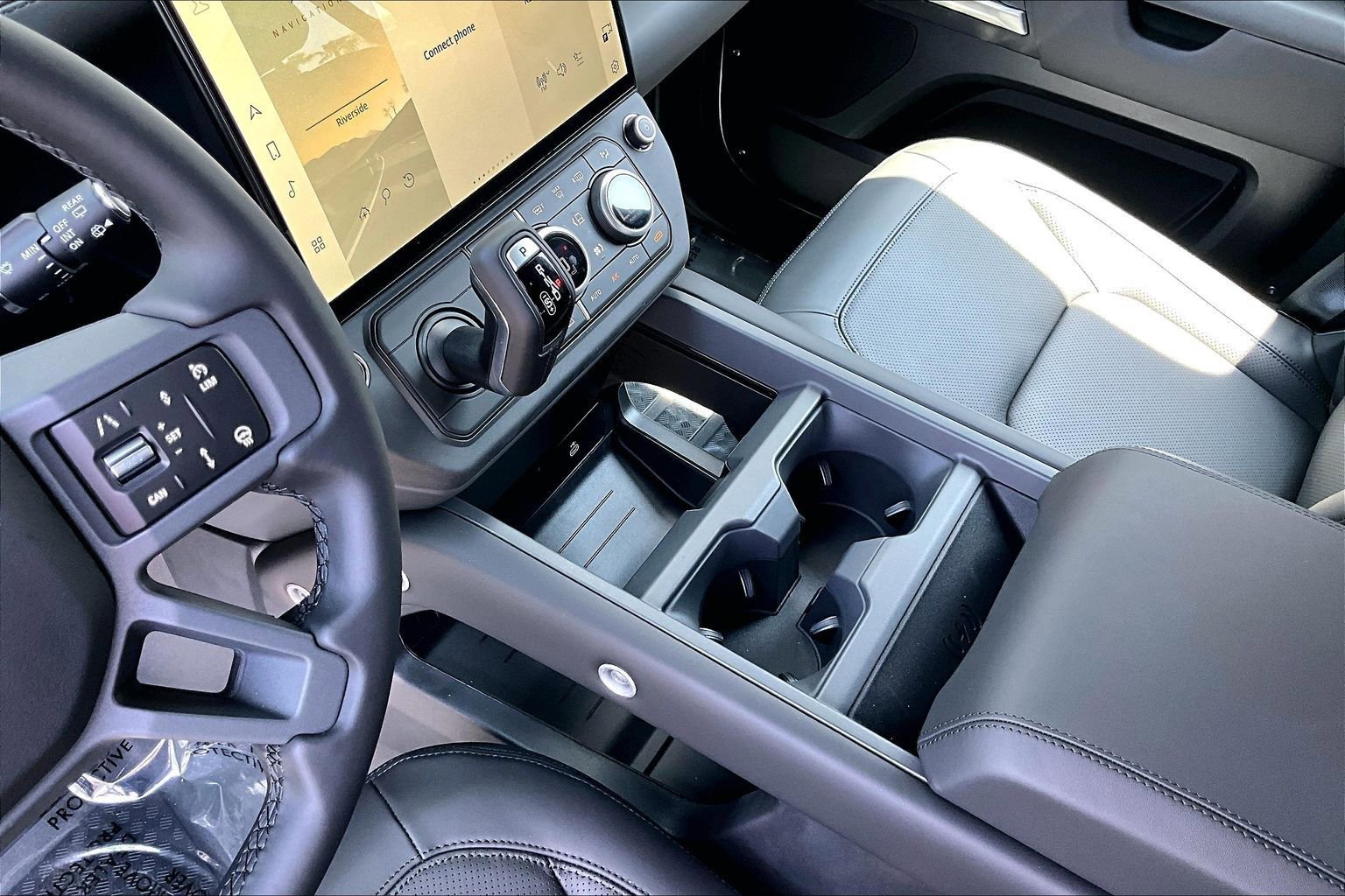 New 2026 Land Rover Defender 130 X-Dynamic SE AWD/4WD image 8
