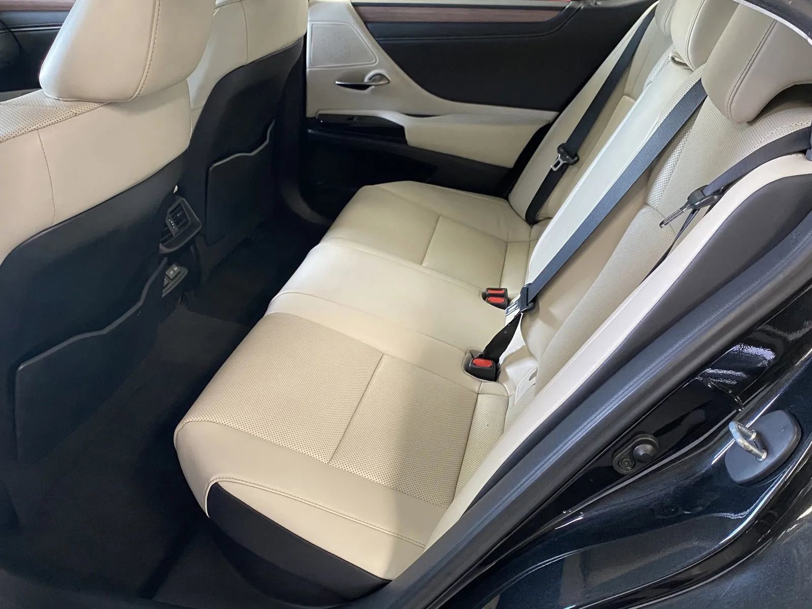 Used 2023 Lexus ES 300h w/ Premium Package image 9