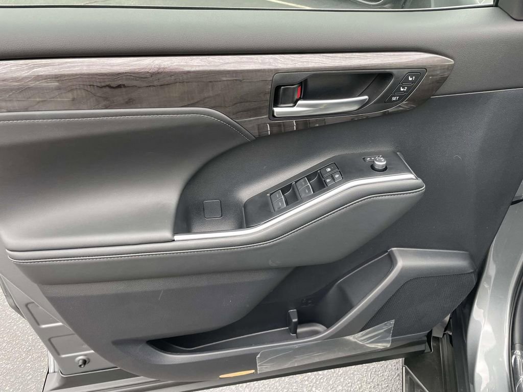 New 2026 Toyota Highlander Limited image 28