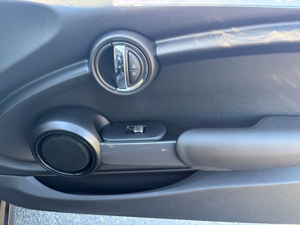 Used 2018 MINI Cooper 2-Door Hardtop image 18