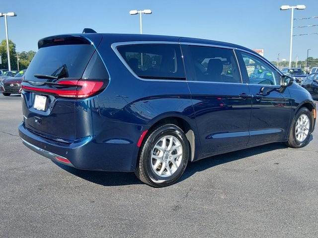 Used 2023 Chrysler Pacifica Touring-L FWD image 3