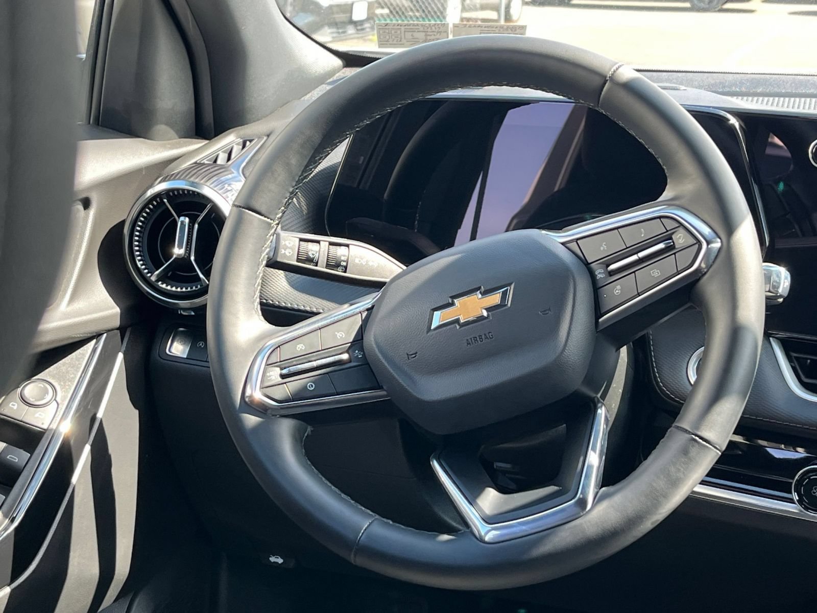 Used 2025 Chevrolet Equinox LT FWD image 28