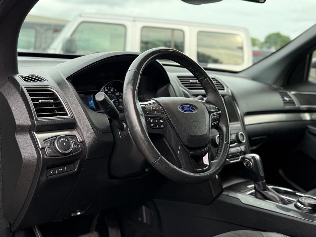 Used 2019 Ford Explorer XLT w/ Equipment Group 202A AWD/4WD image 13