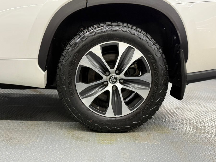 Used 2021 Toyota Highlander XLE AWD/4WD image 13