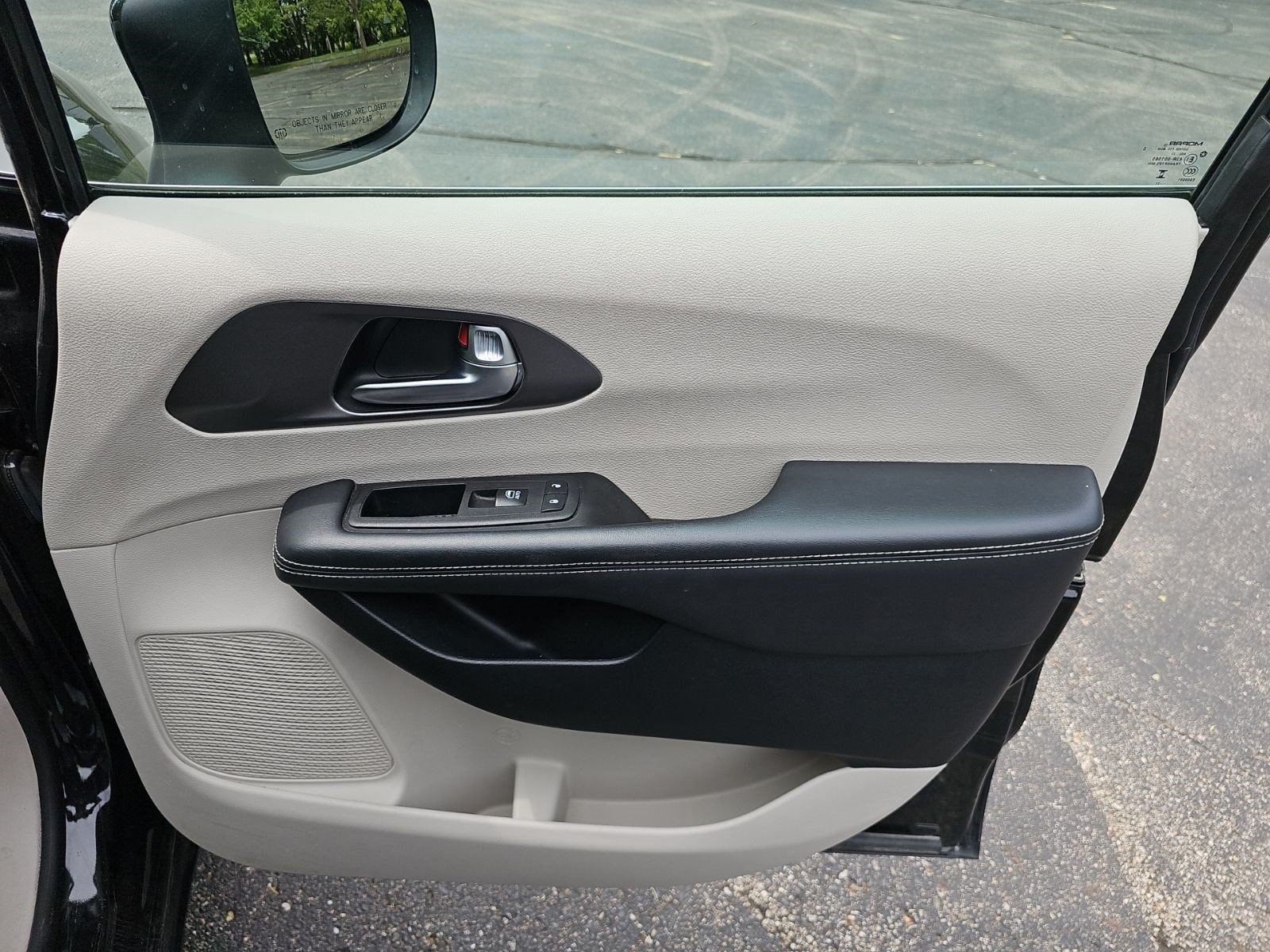 Used 2023 Chrysler Pacifica Touring-L FWD image 14