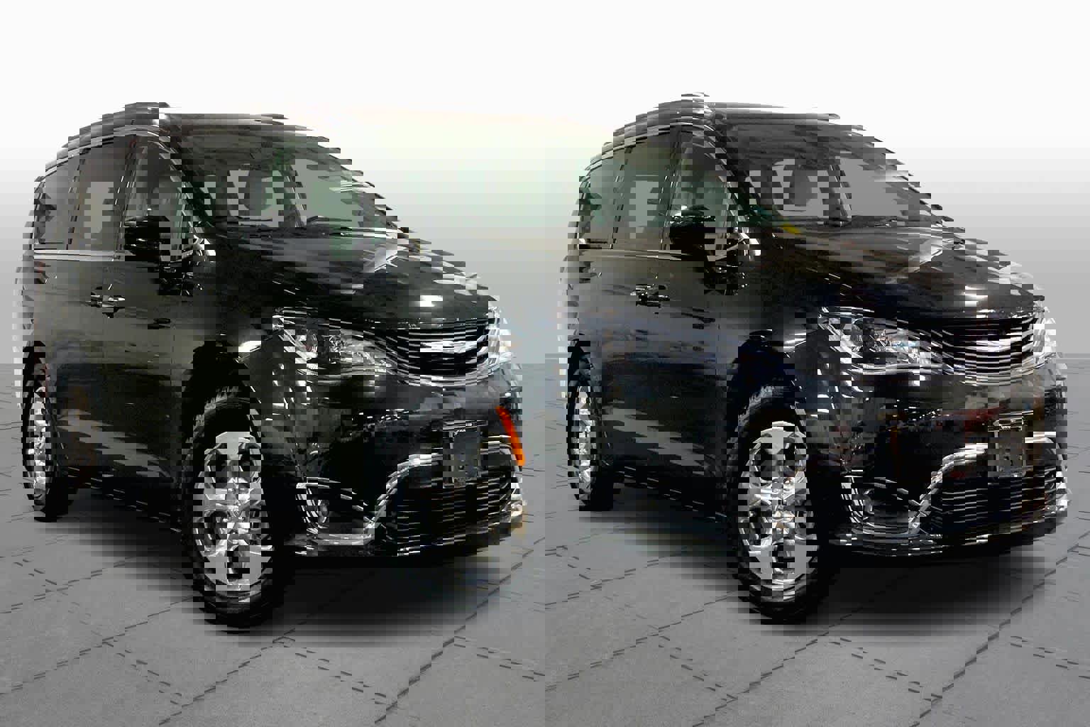 Used 2019 Chrysler Pacifica Touring Plus w/ Cold Weather Group image 2