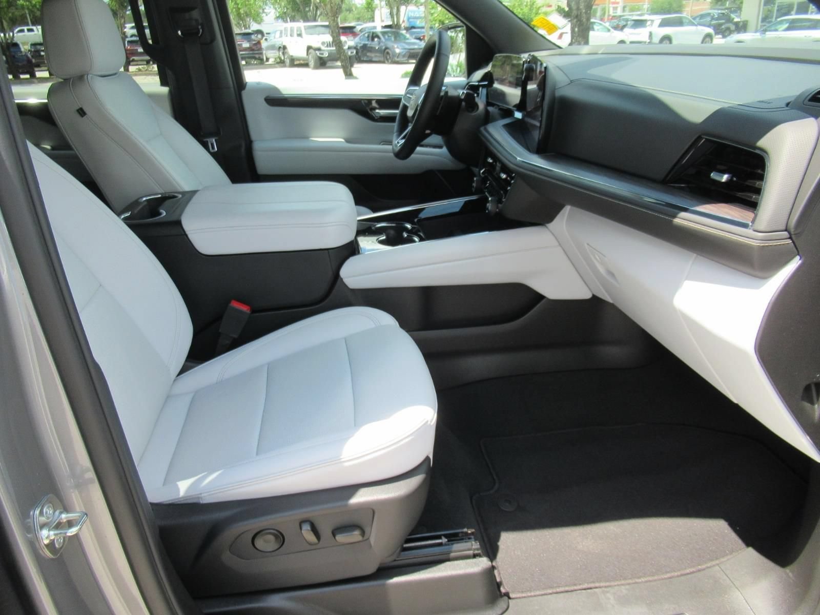 Used 2026 Chevrolet Suburban Premier AWD/4WD image 10