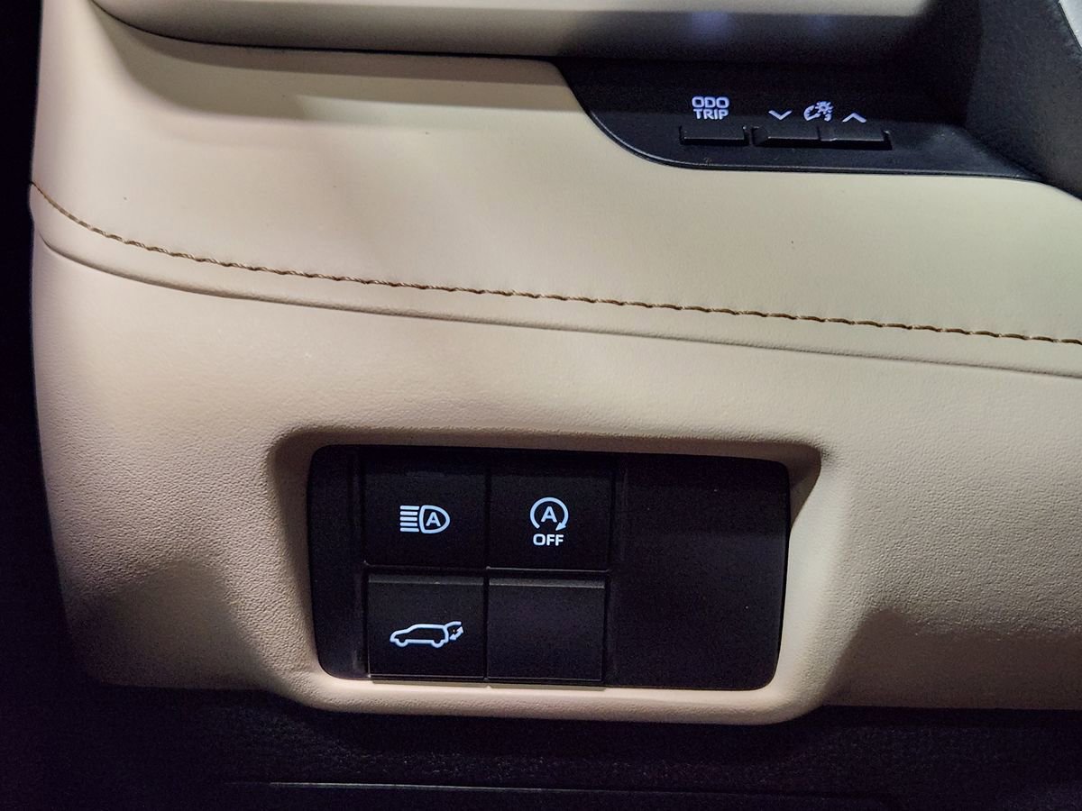 Used 2024 Toyota Highlander XLE FWD image 42