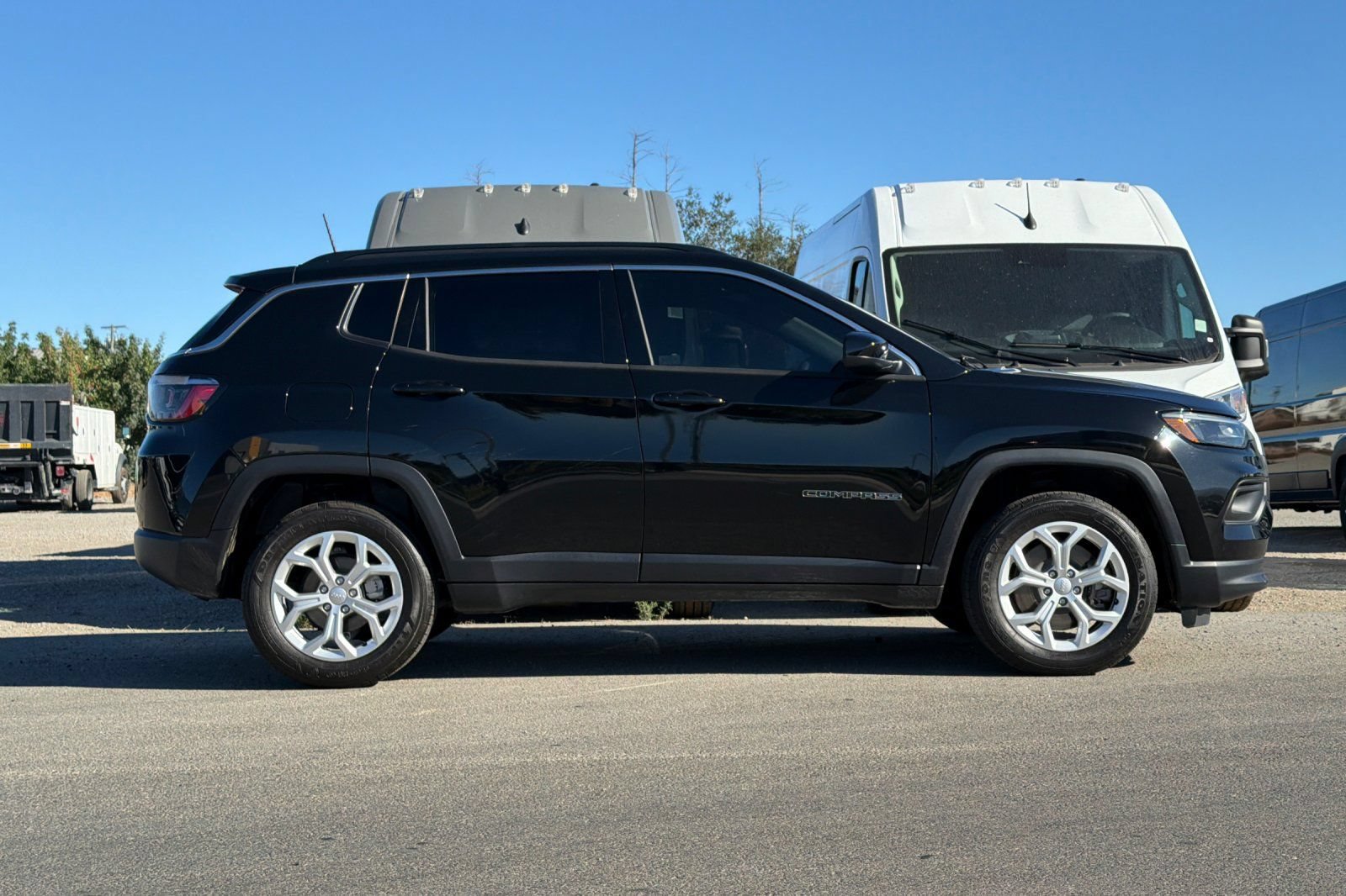 Used 2024 Jeep Compass Latitude AWD/4WD image 3