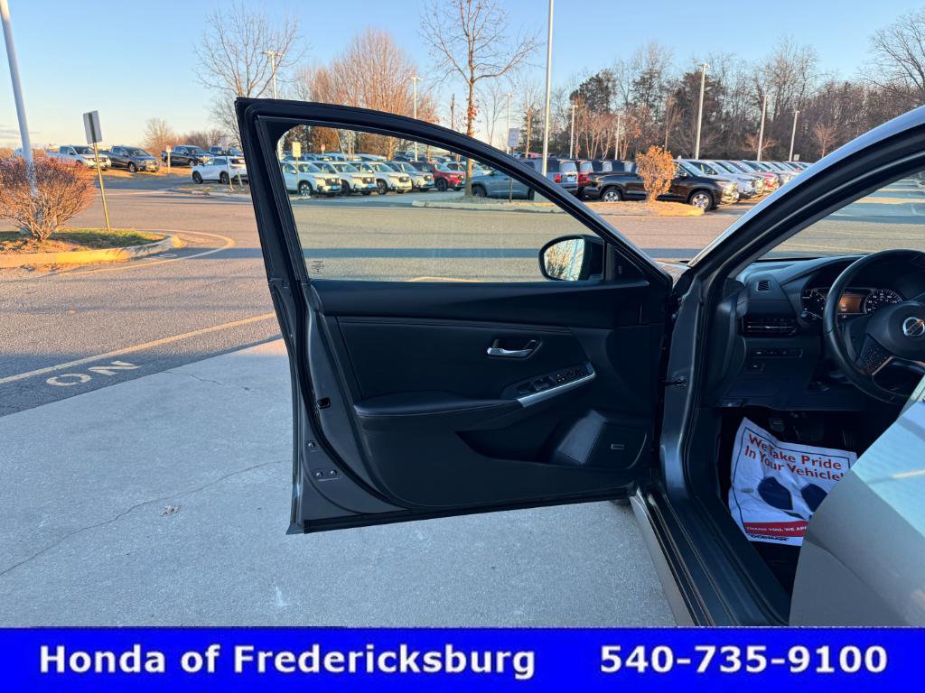 Used 2023 Nissan Sentra SR w/ SR Premium Package image 14