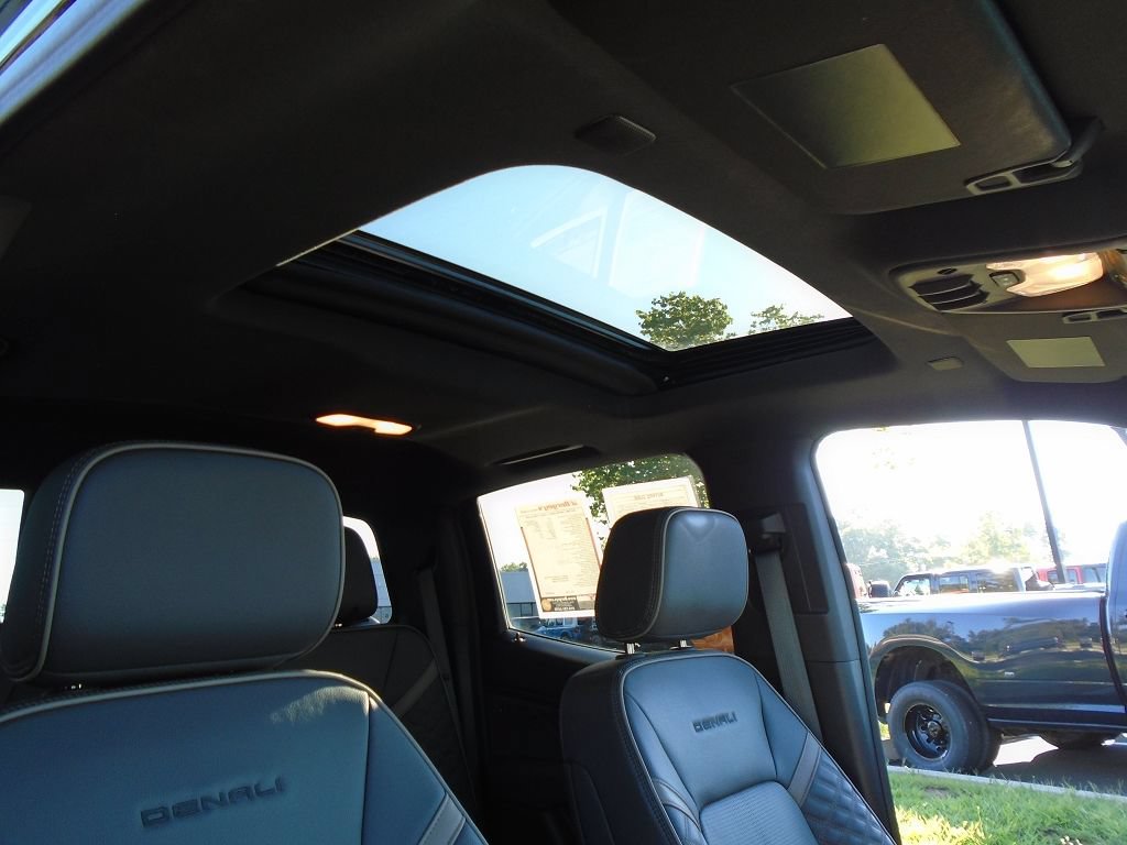 Used 2025 GMC Canyon Denali AWD/4WD image 15