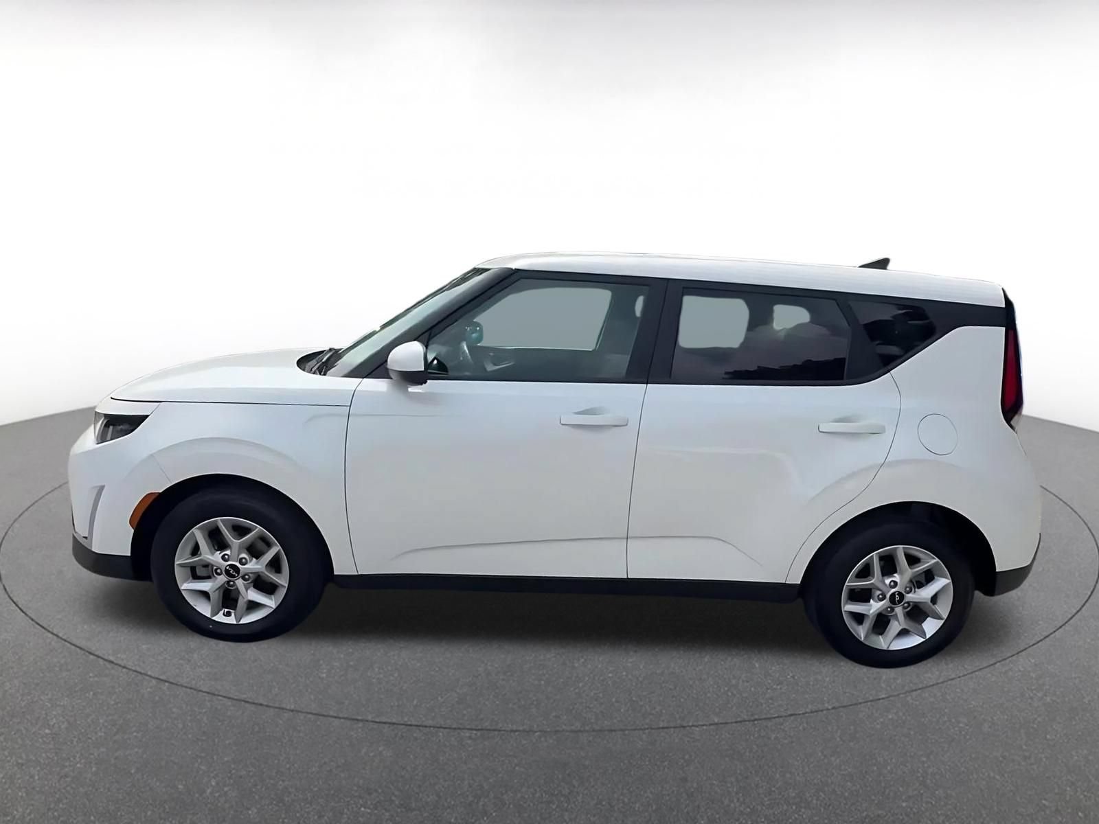 Used 2025 Kia Soul LX w/ LX Technology Package FWD image 9