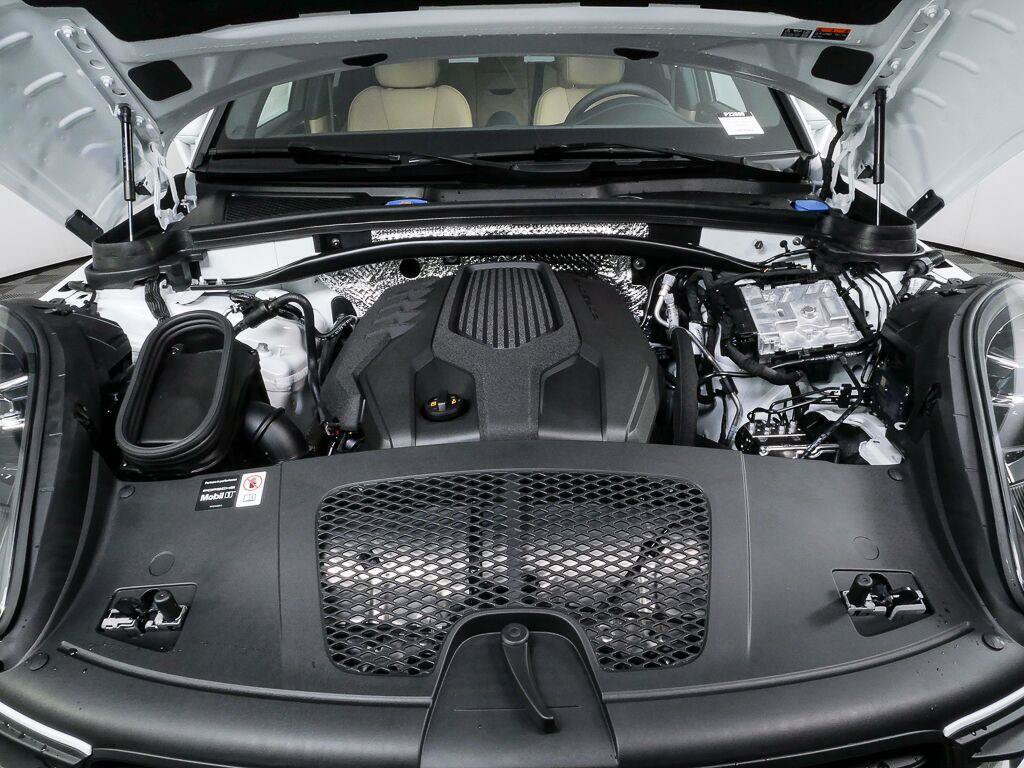 Certified 2026 Porsche Macan Turbo AWD/4WD image 35