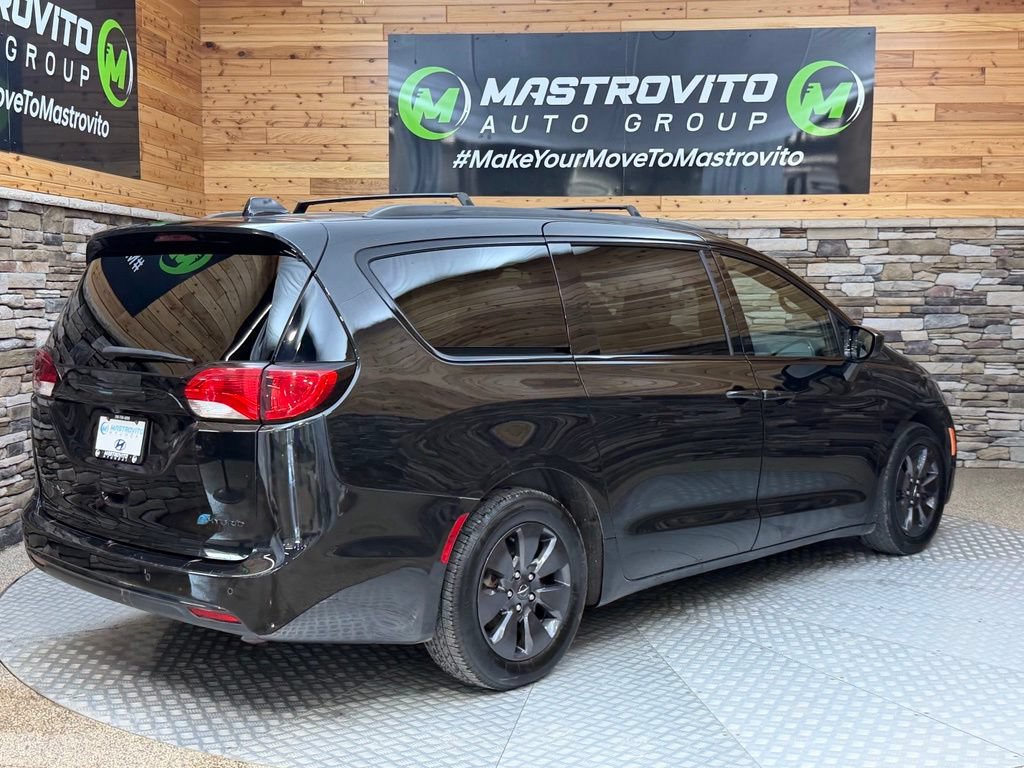 Used 2020 Chrysler Pacifica Touring-L w/ S Appearance Package FWD image 16