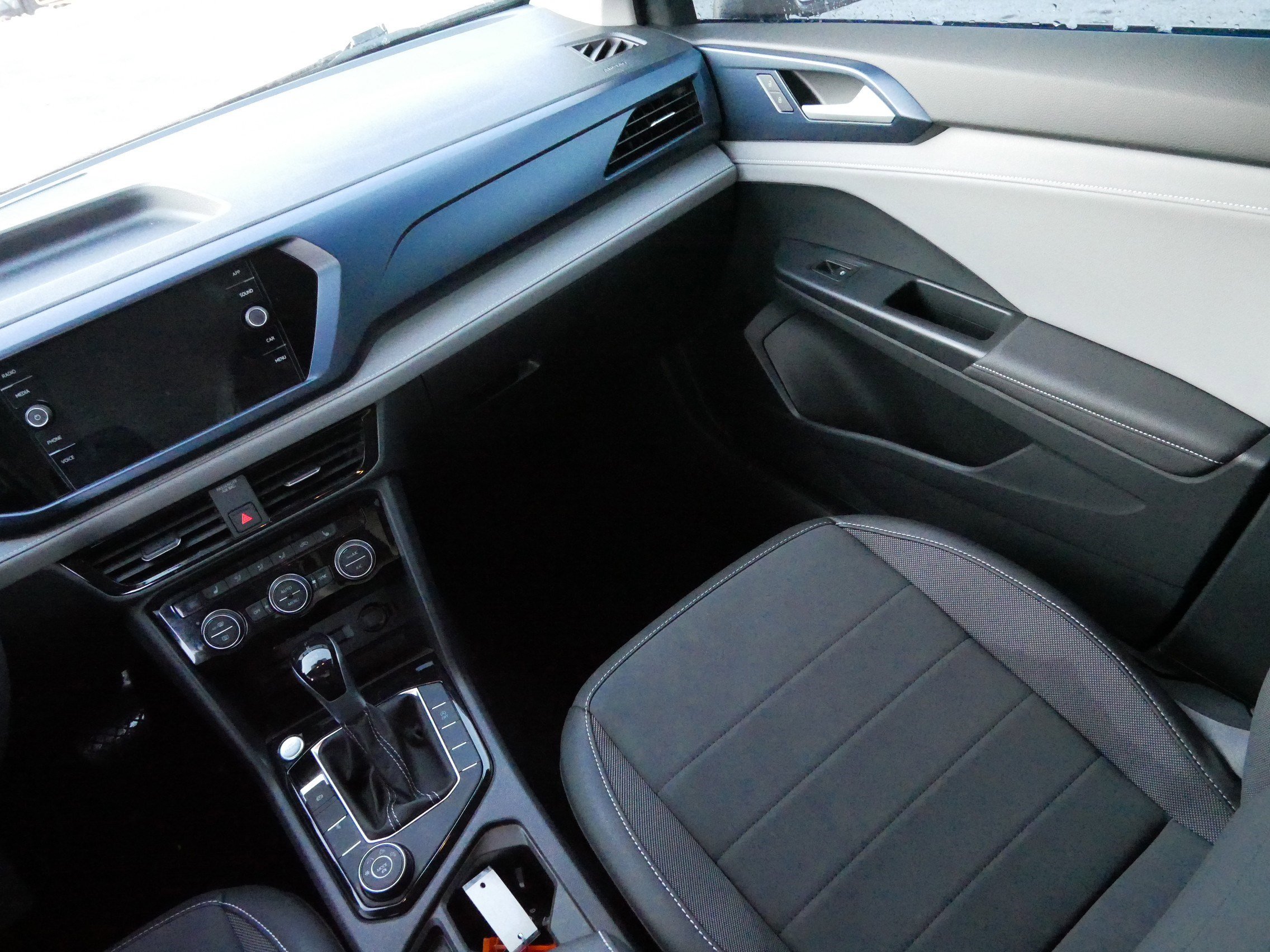 Used 2024 Volkswagen Taos SE image 11