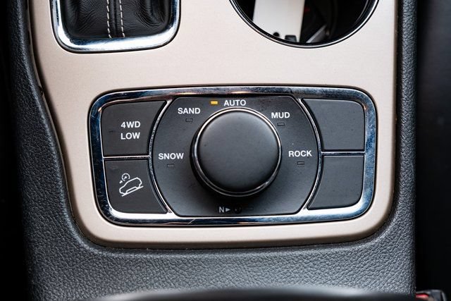Used 2017 Jeep Grand Cherokee Limited w/ Luxury Group II AWD/4WD image 18