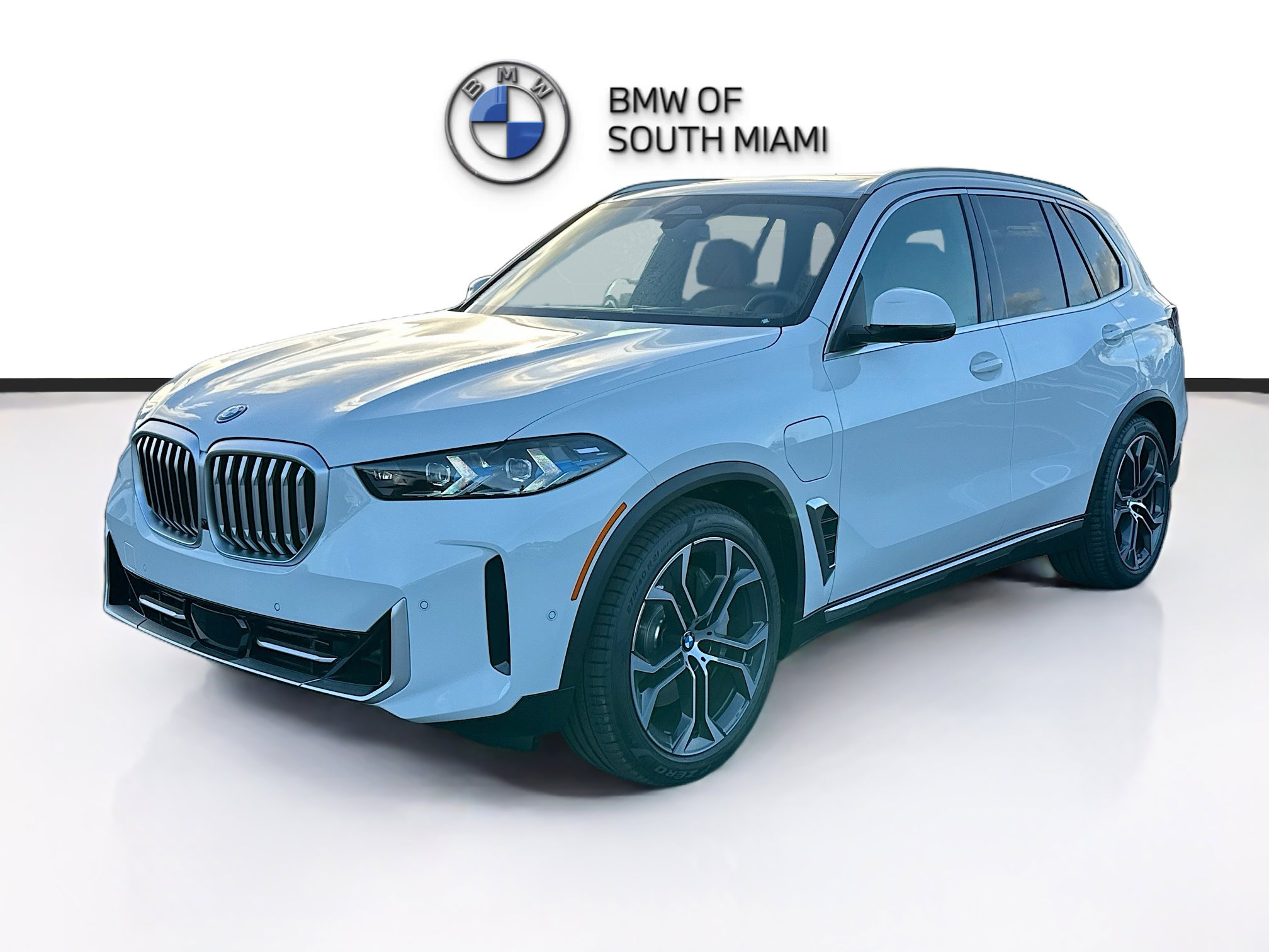 New 2026 BMW X5 xDrive50e w/ Climate Comfort Package image 3