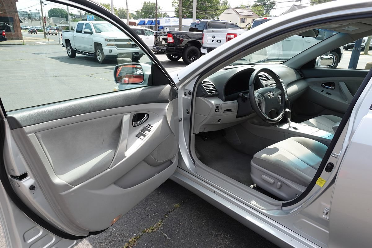 Used 2011 Toyota Camry LE FWD image 9