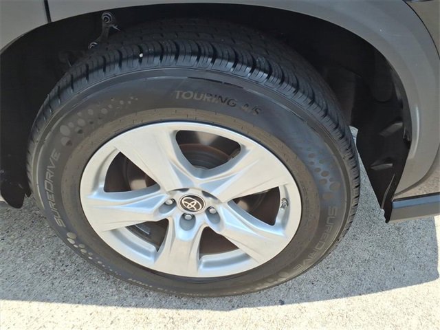 Used 2023 Toyota Highlander LE image 19