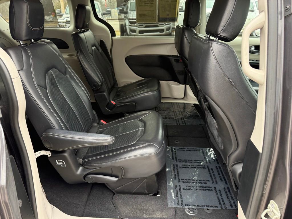 Used 2022 Chrysler Pacifica Touring-L image 25