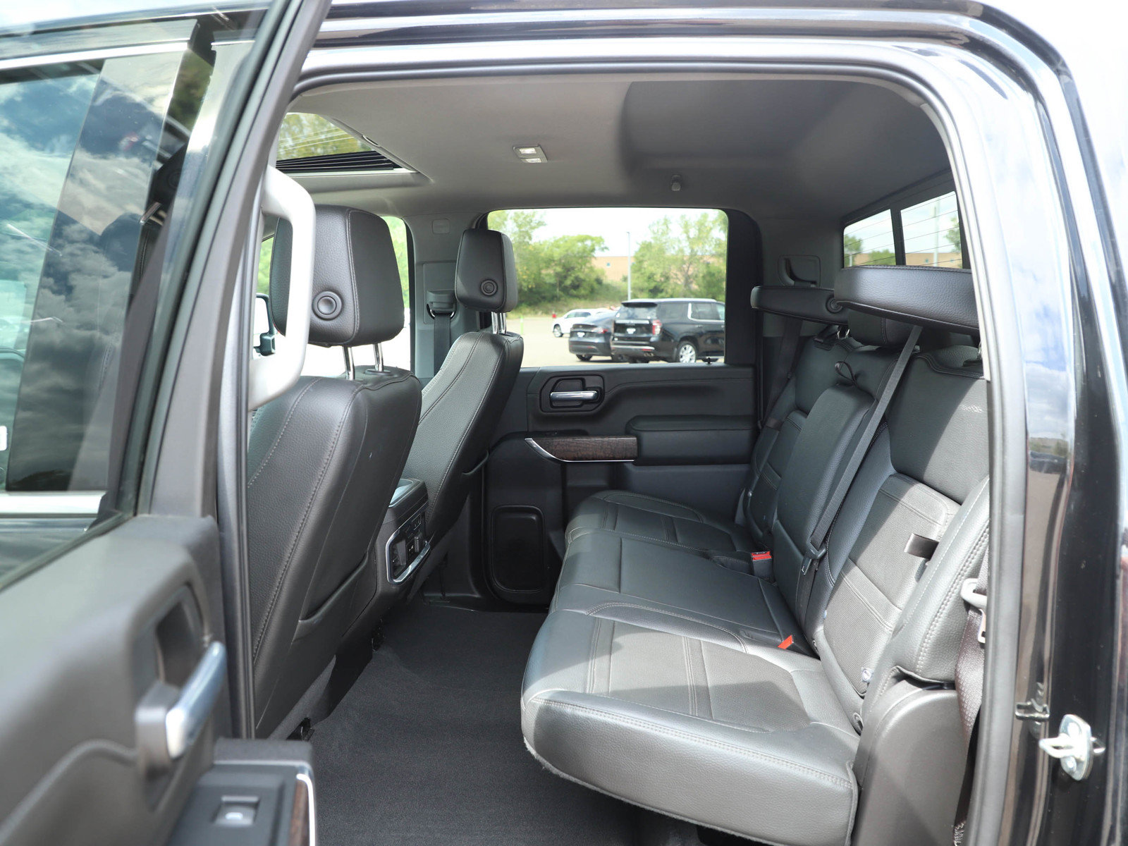 Used 2023 GMC Sierra 2500 Denali w/ Denali Black Diamond Edition AWD/4WD image 15