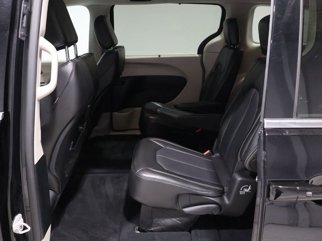 Certified 2024 Chrysler Pacifica Touring-L image 19